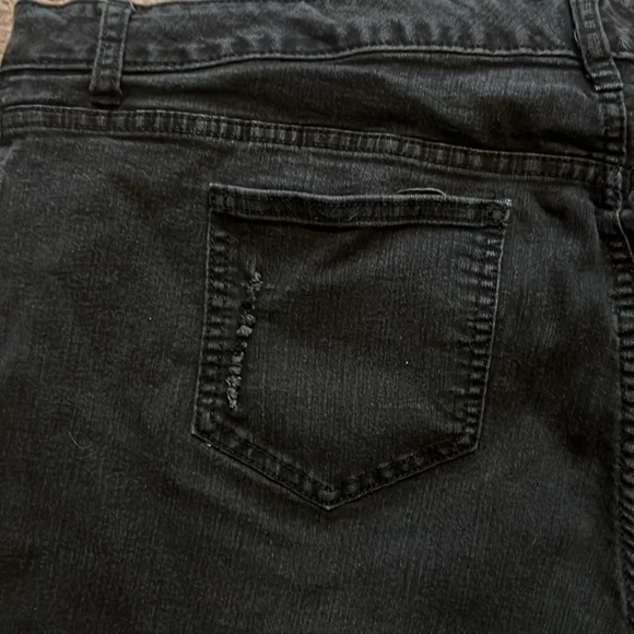 J-Lo Black Jean Shorts - Picture 5 of 6